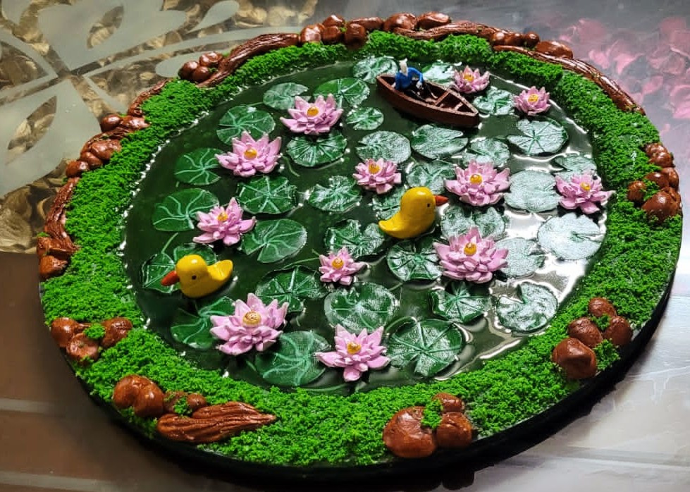 Resin Lotus Pond – Real Pond Effect with Lush Green Grass Detailing 