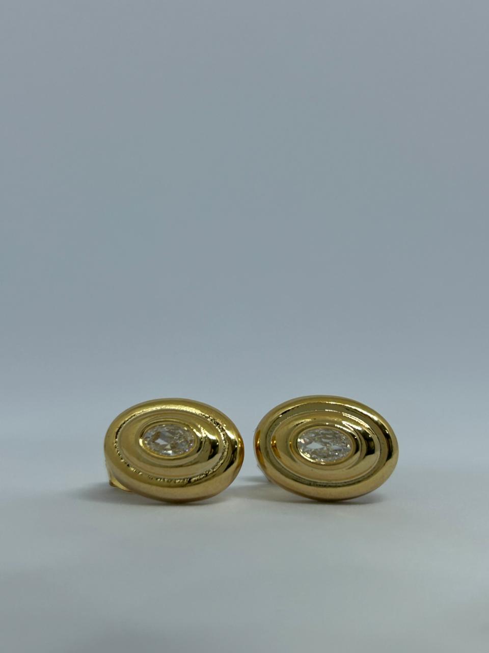 Brincos dourados com pedra central