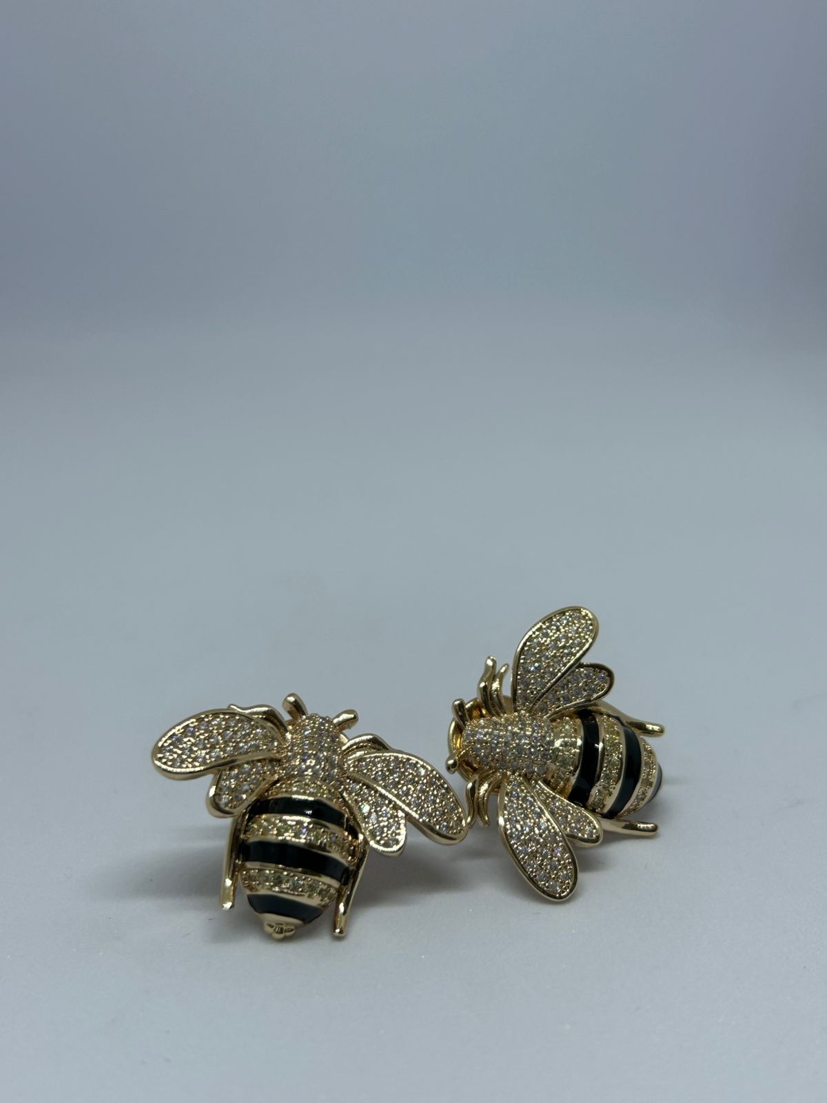 Brincos de abelha dourados