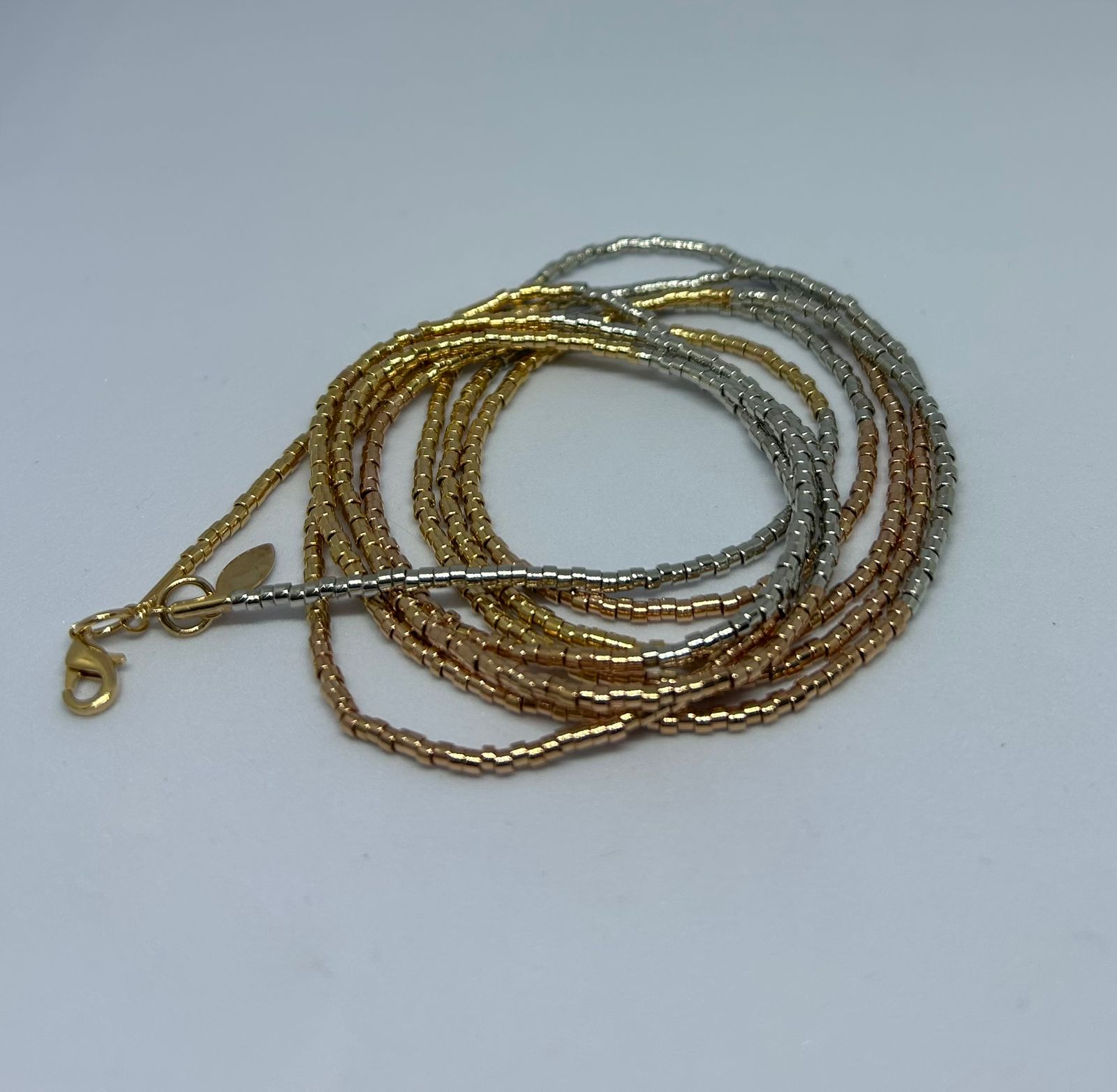 Pulseira de fios metálicos