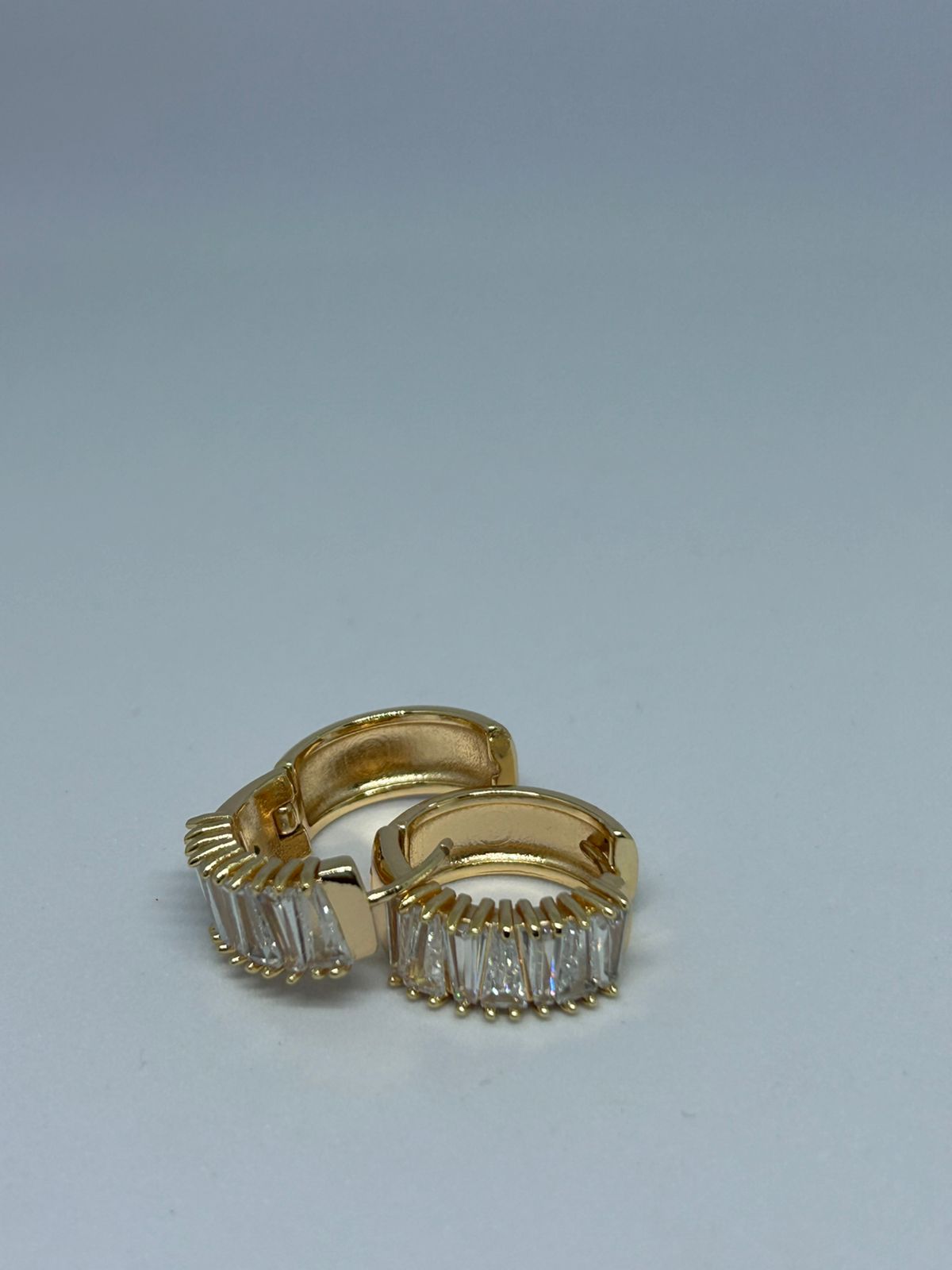 Brincos de ouro com zircônias