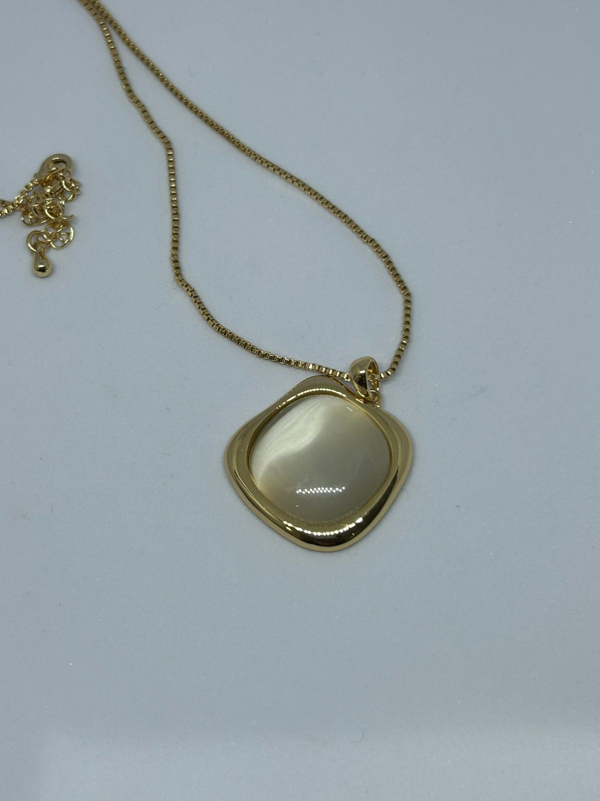 Conjunto de ouro com pingente olho de gato