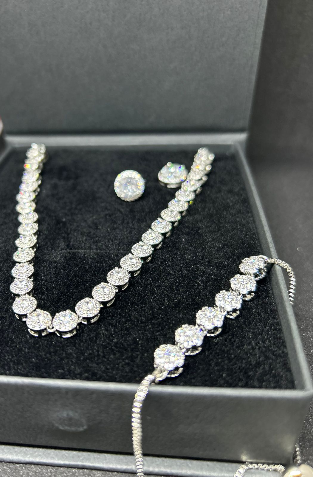 Conjunto de joias com pedras brilhantes