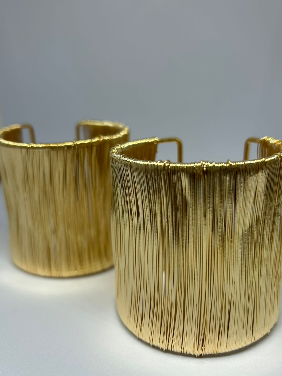 Pulseiras douradas modernas