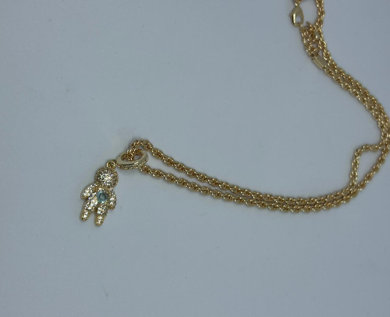 Colar dourado com pingente de ursinho