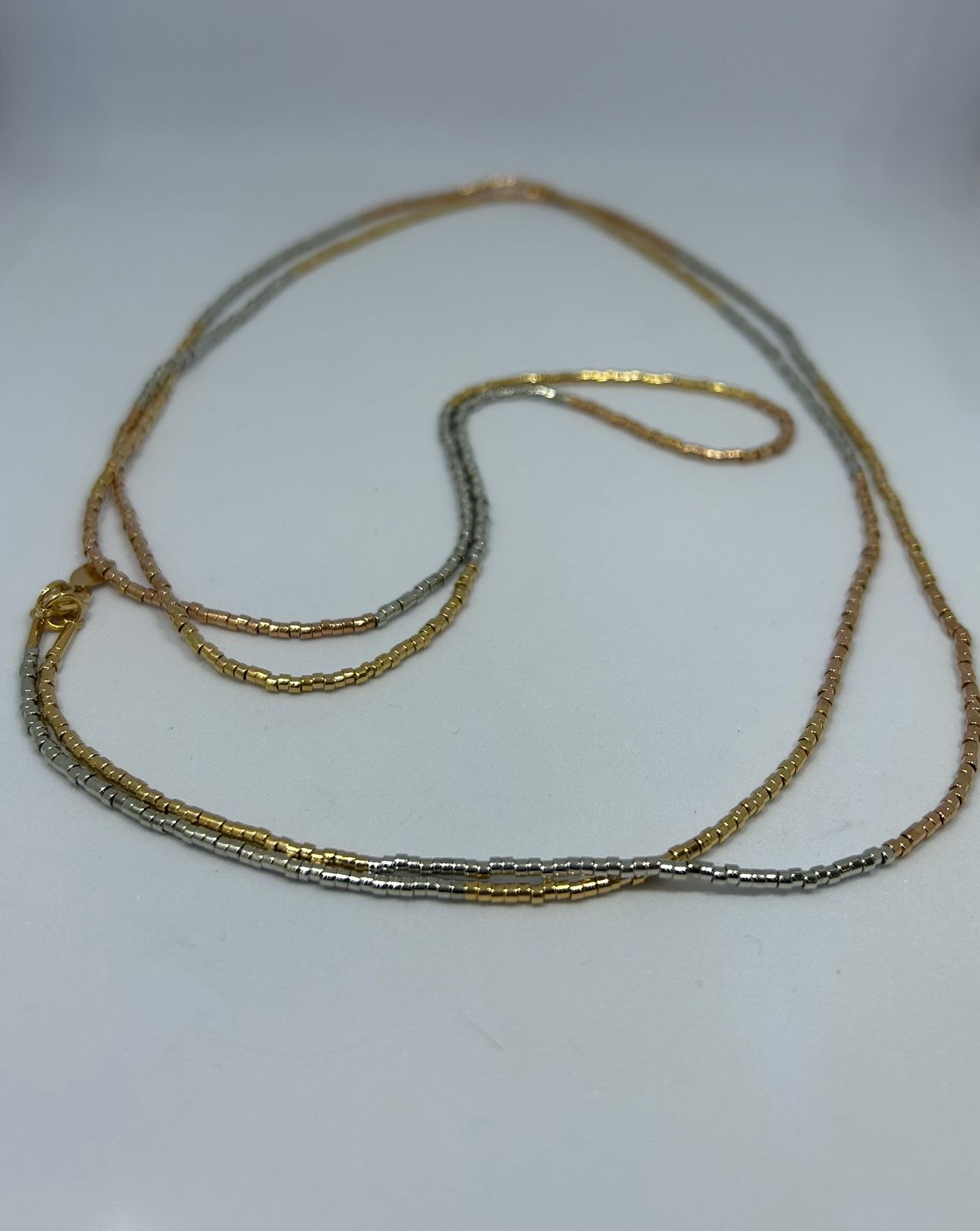 Pulseira de fios metálicos