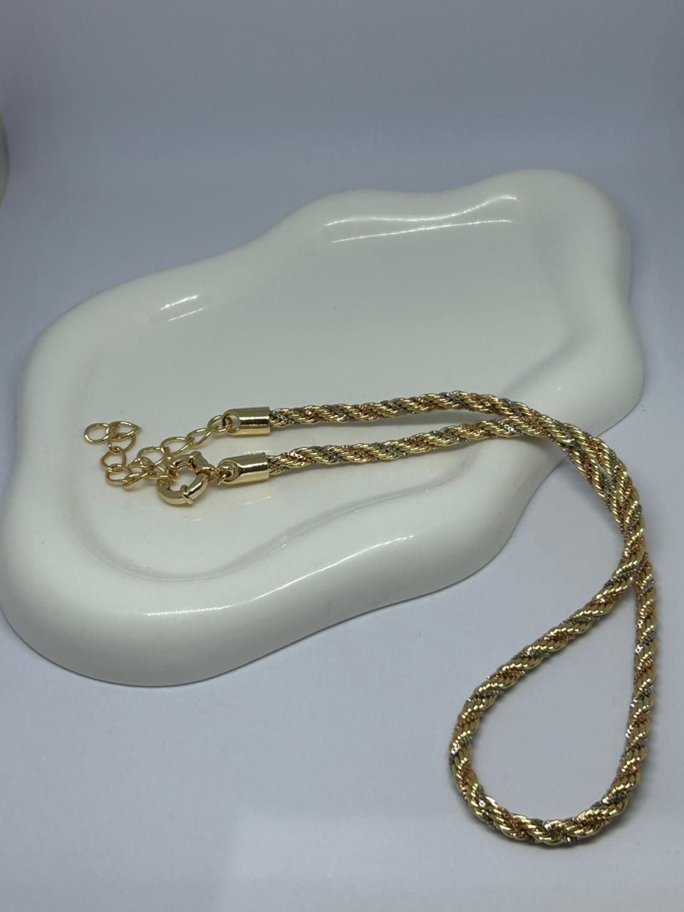 Colar dourado com pingente de ursinho