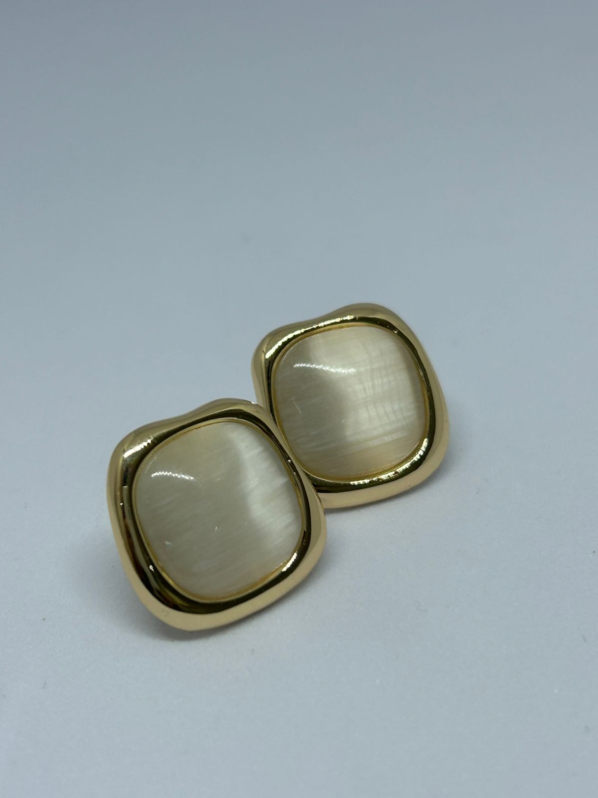 Conjunto de ouro com pingente olho de gato