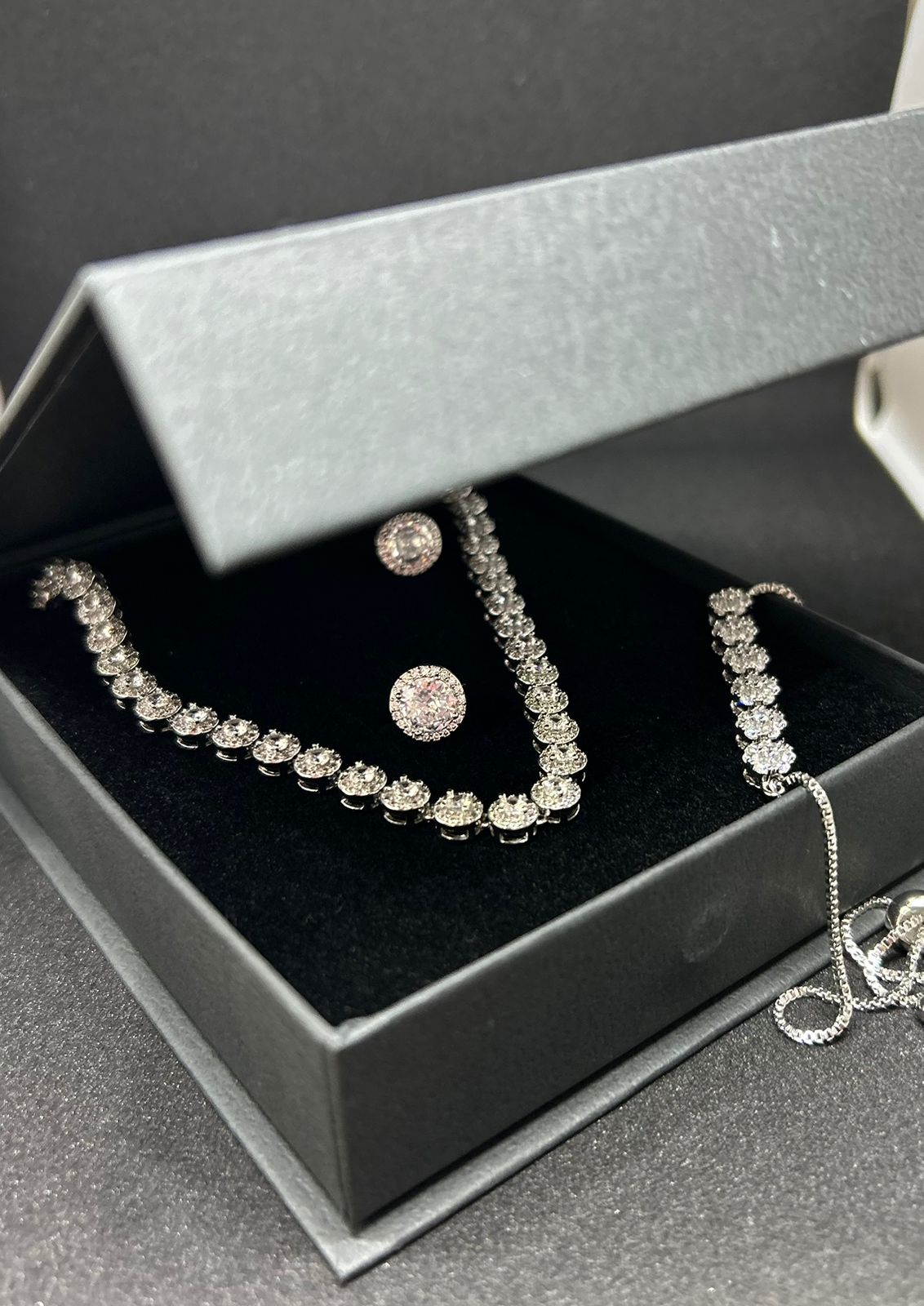 Conjunto de joias com pedras brilhantes