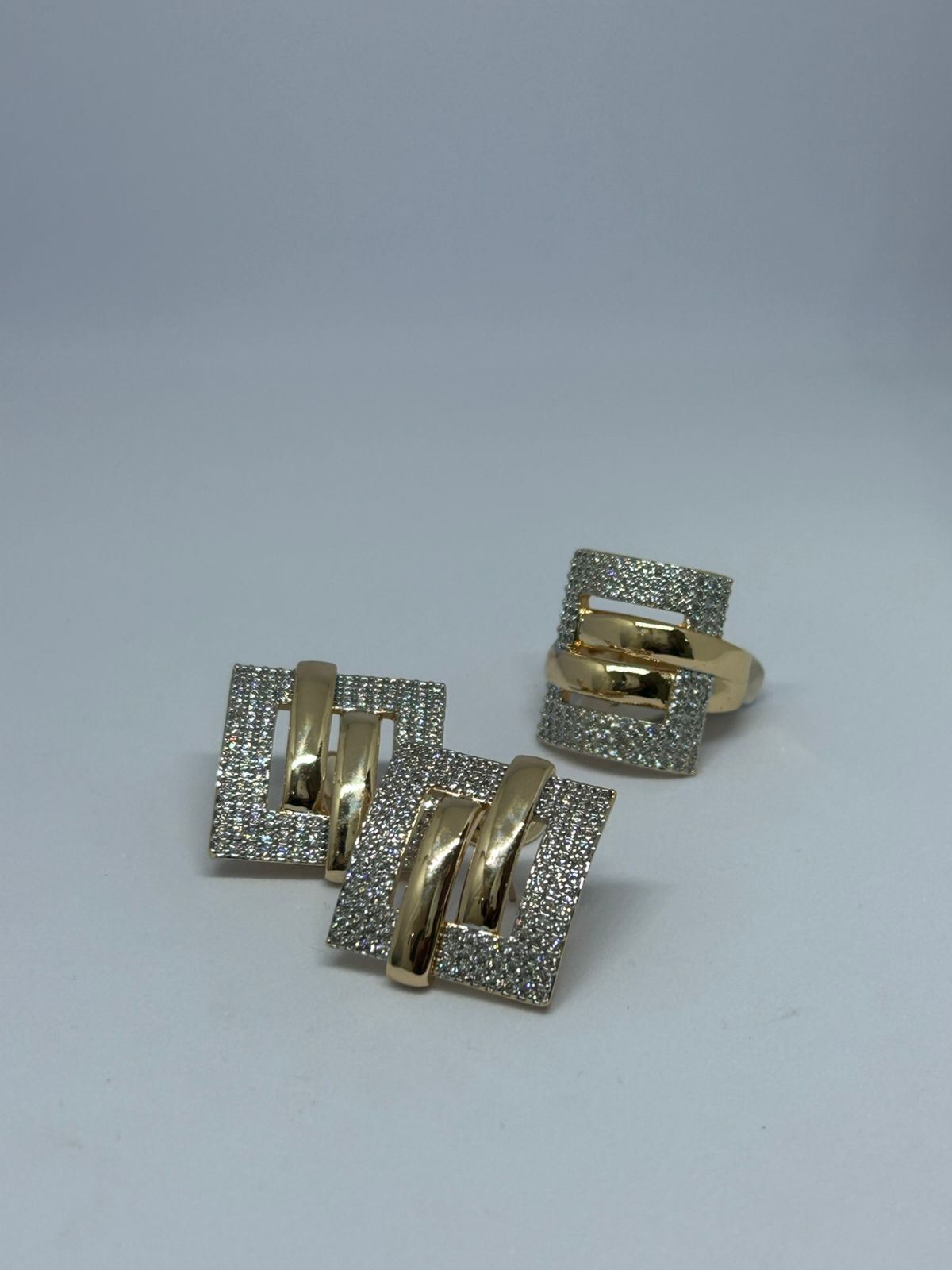 Conjunto Anel e Brincos dourados com strass