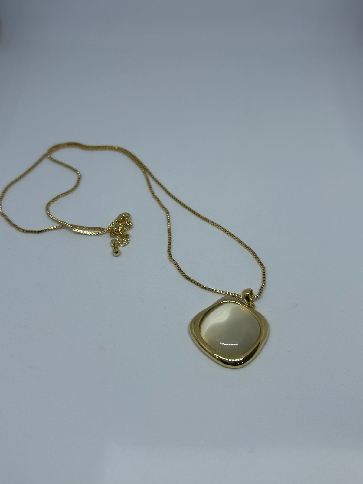 Conjunto de ouro com pingente olho de gato