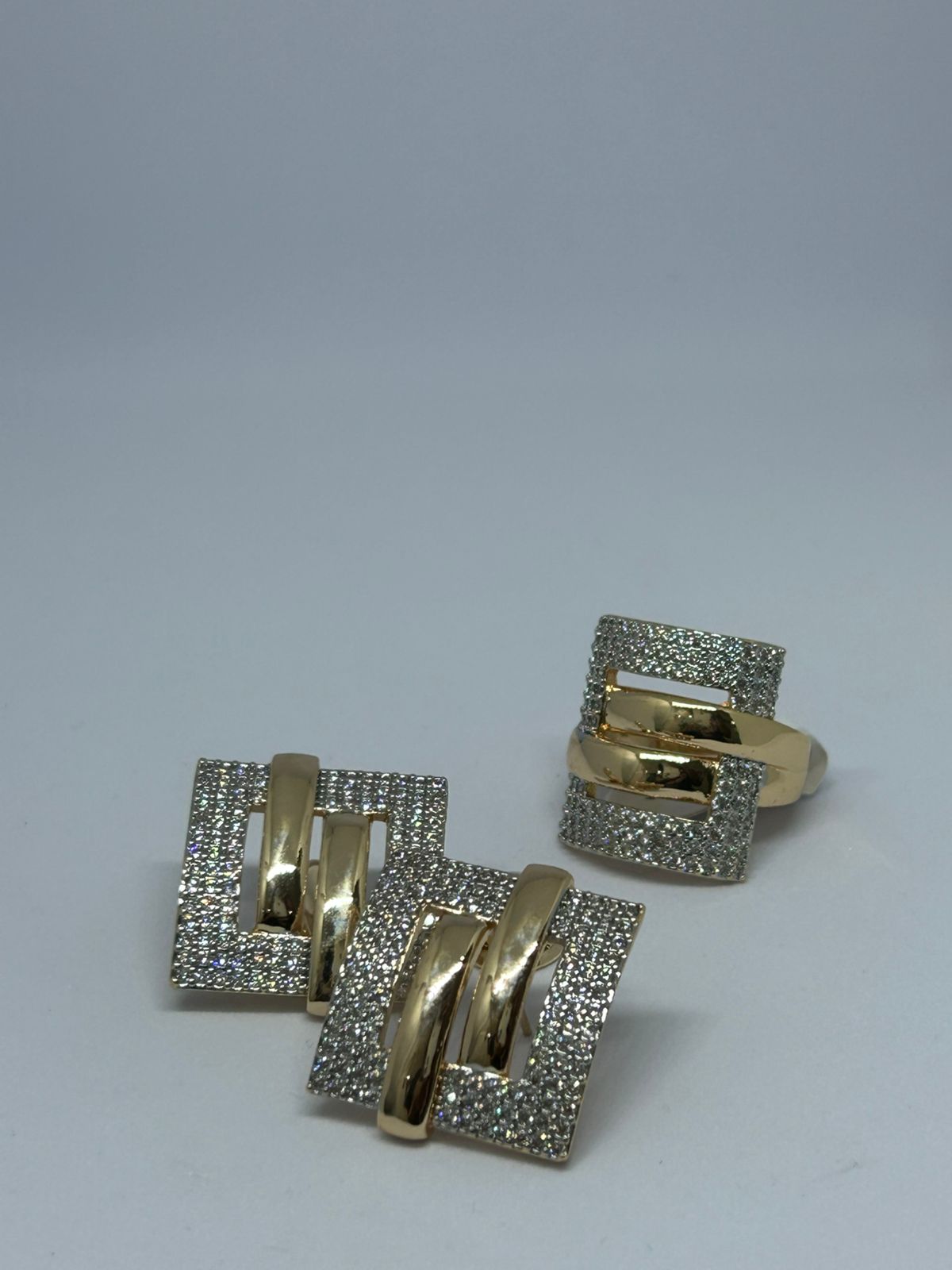 Conjunto Anel e Brincos dourados com strass