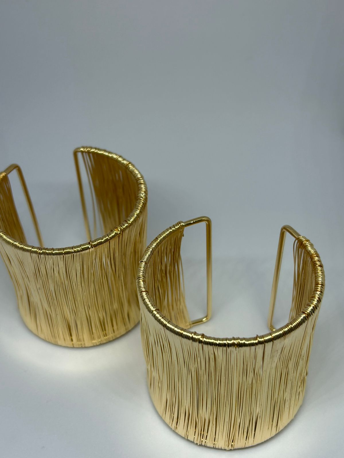 Pulseiras douradas modernas