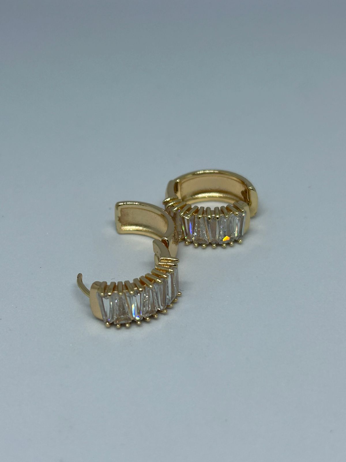 Brincos de ouro com zircônias