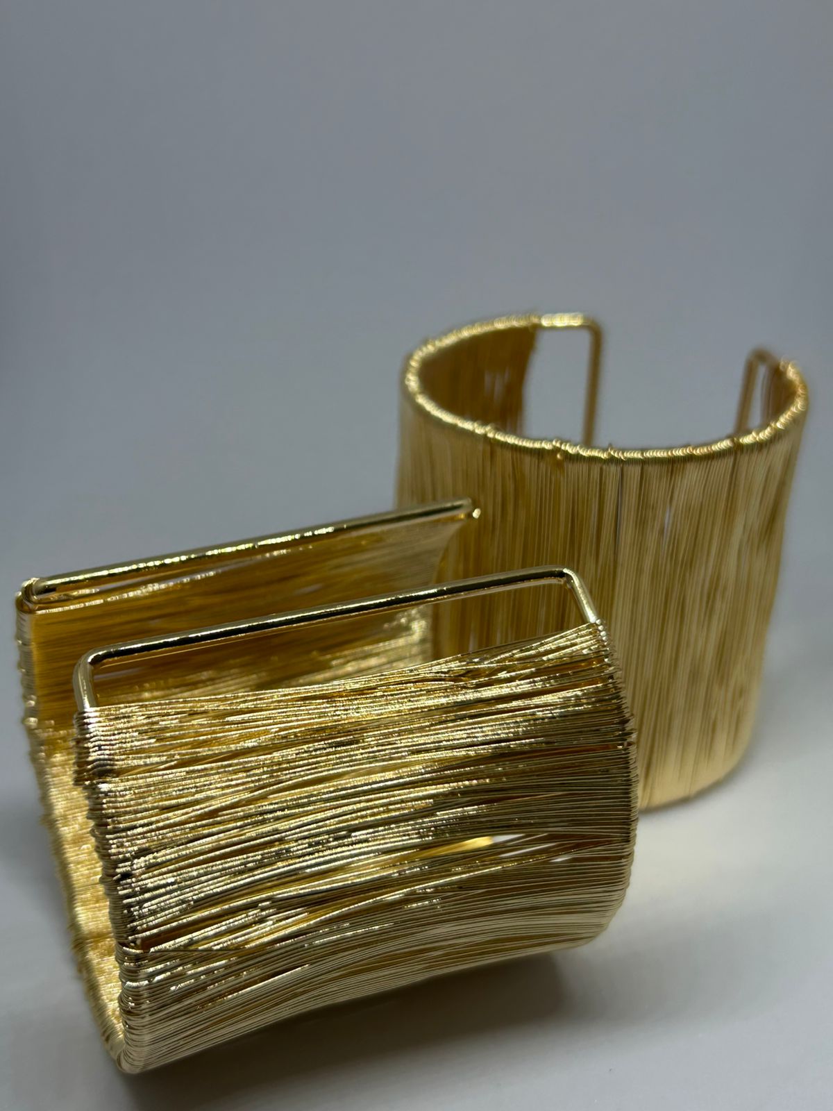 Pulseiras douradas modernas