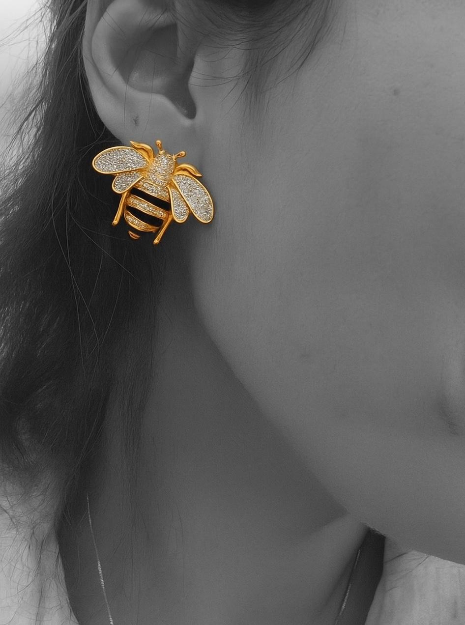 Brincos de abelha dourados