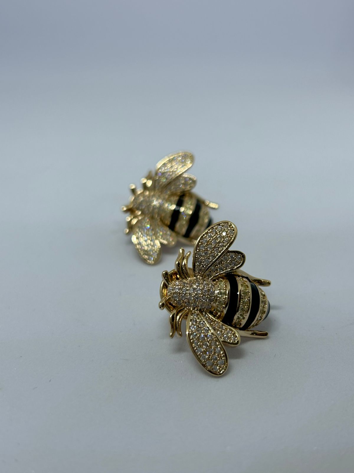 Brincos de abelha dourados