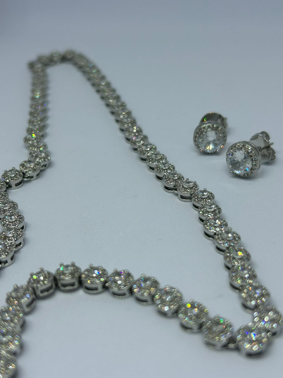 Conjunto de joias com pedras brilhantes