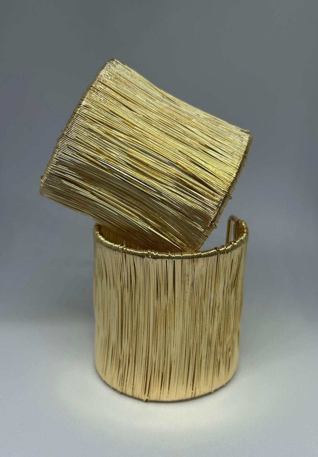 Pulseiras douradas modernas