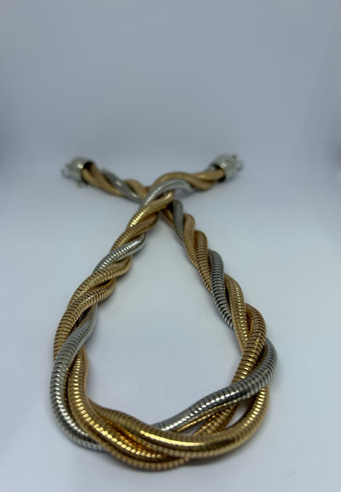 Colar trançado dourado e preto