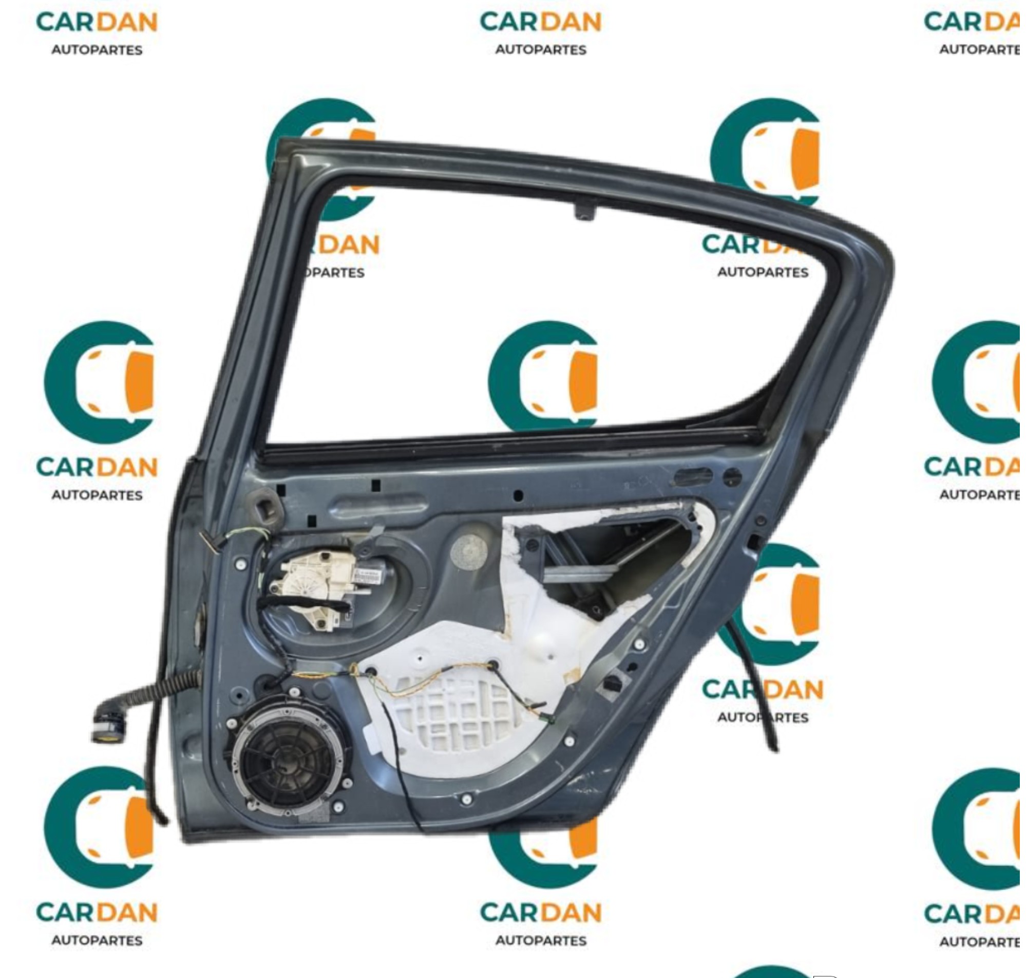 Puerta trasera derecha de automóvil