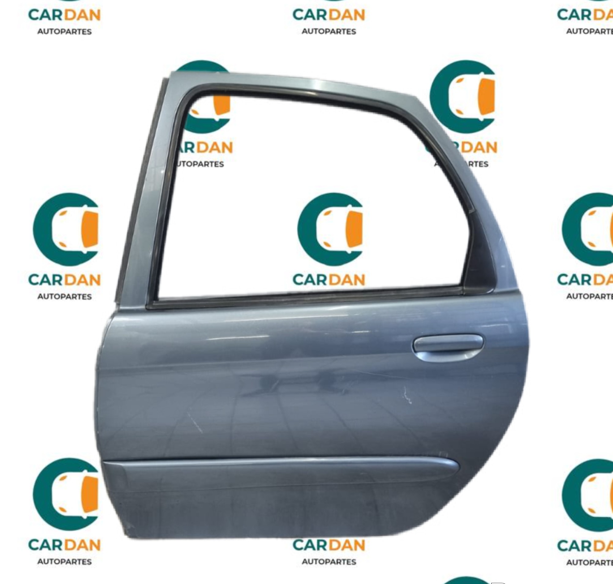 Puerta trasera derecha de automóvil