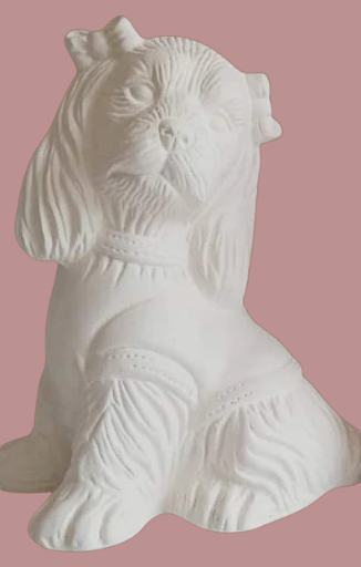Perrita cocker vestida sentada