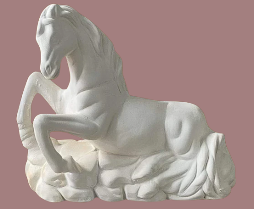 Caballo acostado base piedra