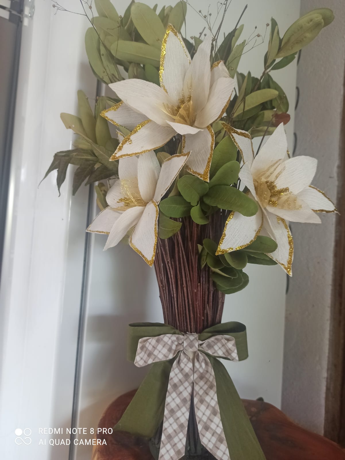 Arranjo de flores artificiais