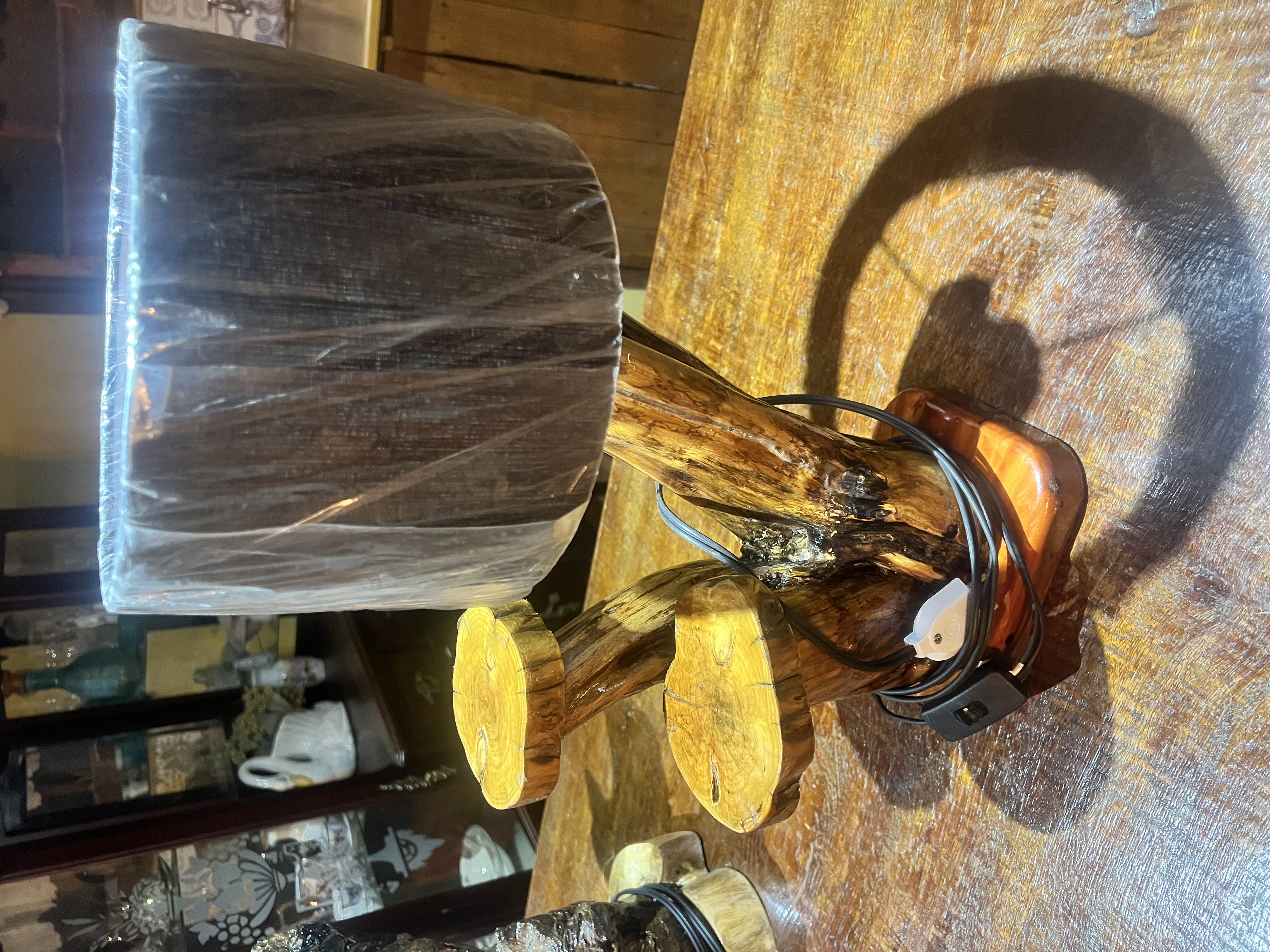 Luminária rústica de madeira de pé de café com suporte.