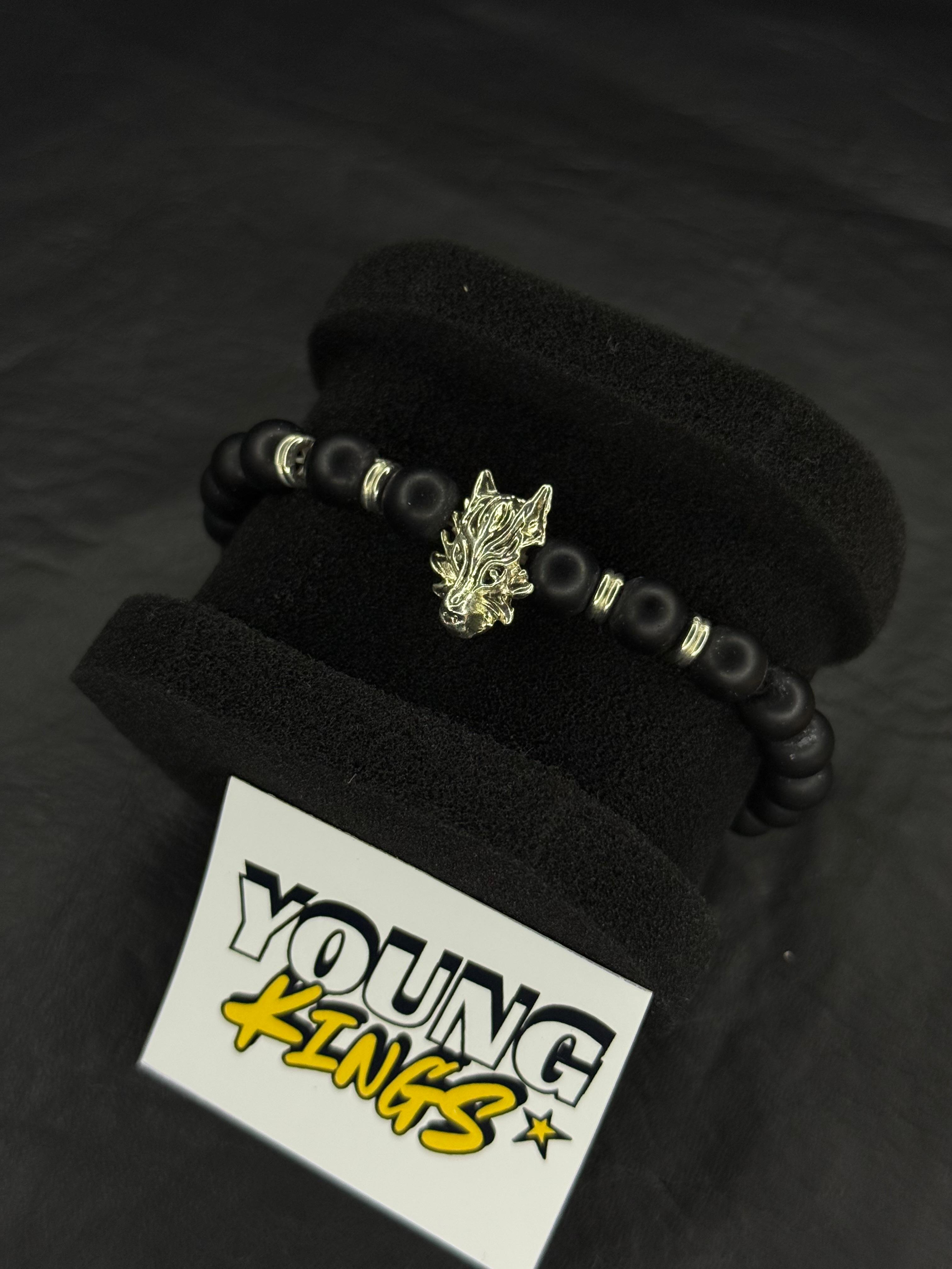 Pulsera de cuentas negras con dije de lobo