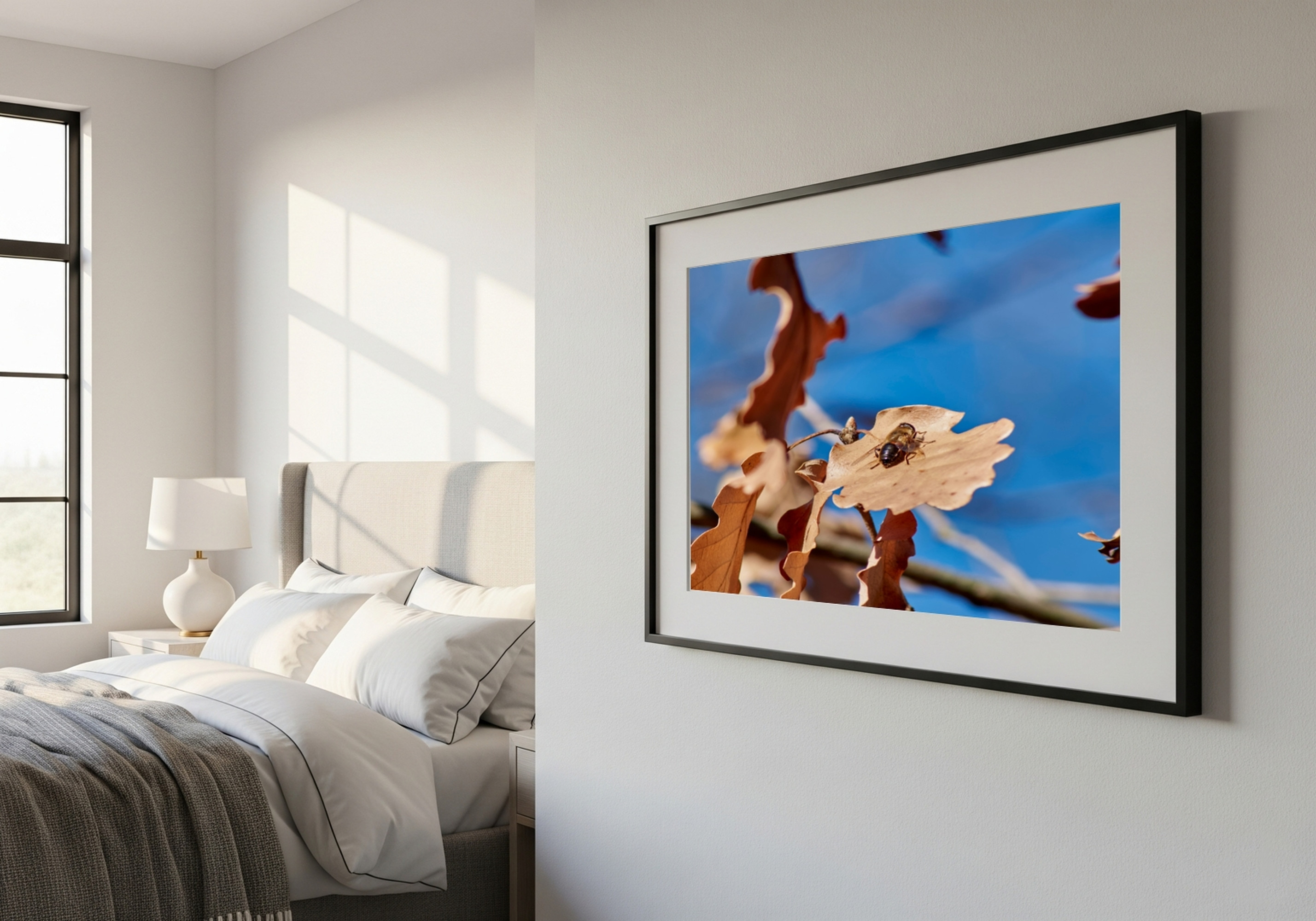 Fotografía macro de abeja en hoja de roble, imagen de arte veraniego, póster de naturaleza, decoración de pared azul y marrón.