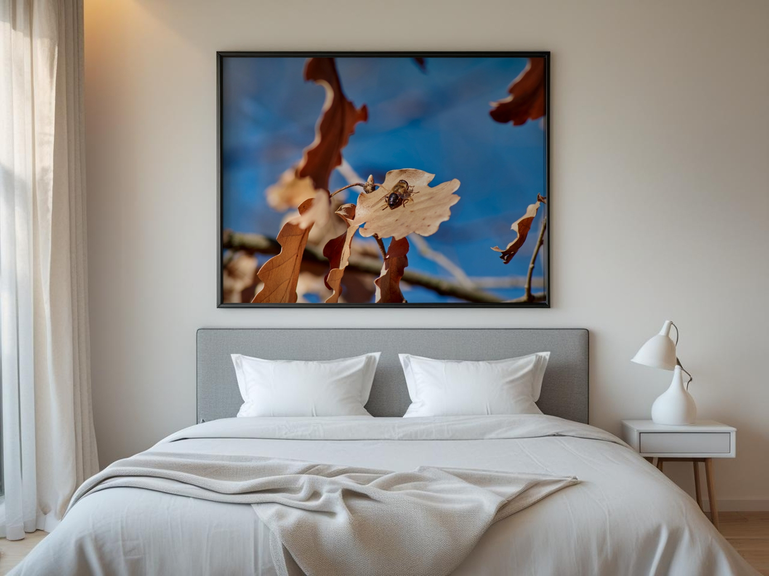 Fotografía macro de abeja en hoja de roble, imagen de arte veraniego, póster de naturaleza, decoración de pared azul y marrón.