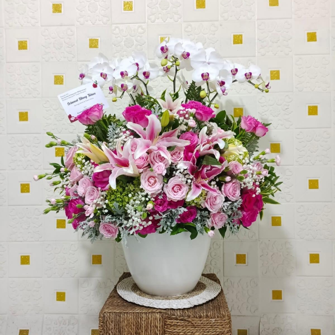 Elegant Mixed Flower Arrangement