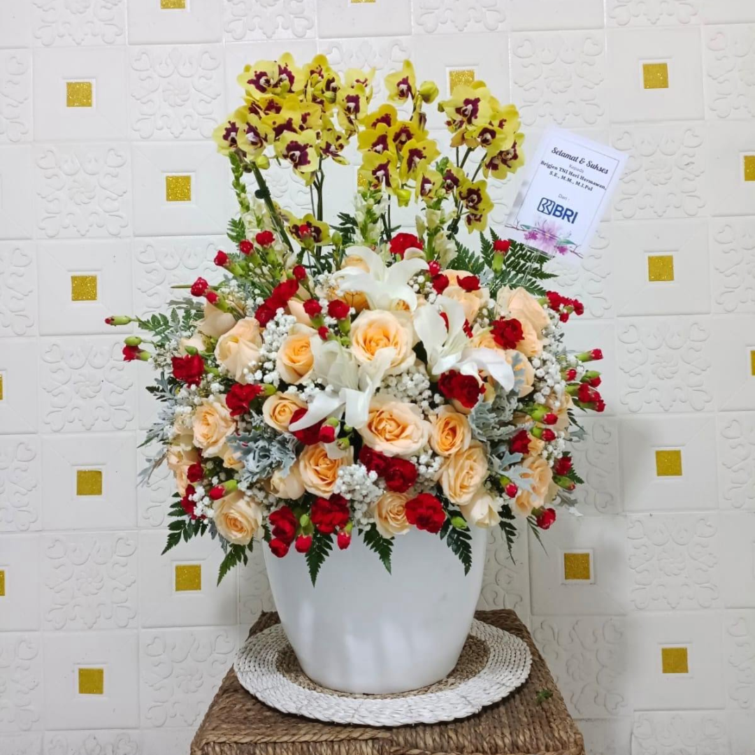 Elegant Mixed Flower Arrangement