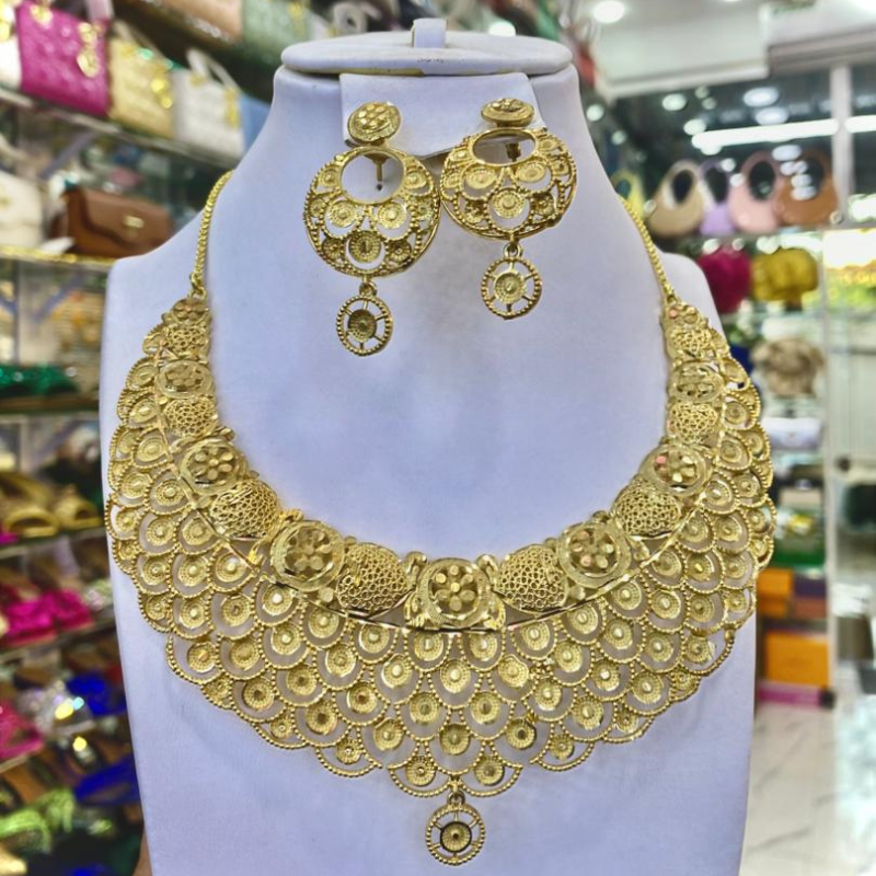 Parure de bijoux dorés