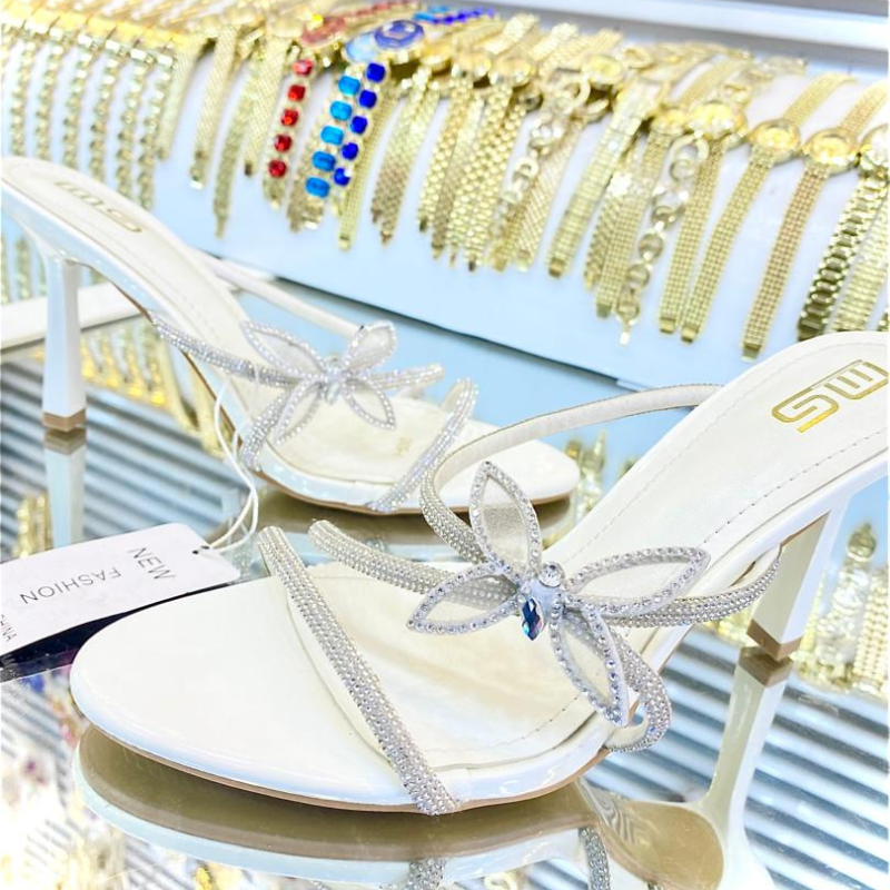 Sandales à talons ornées de strass