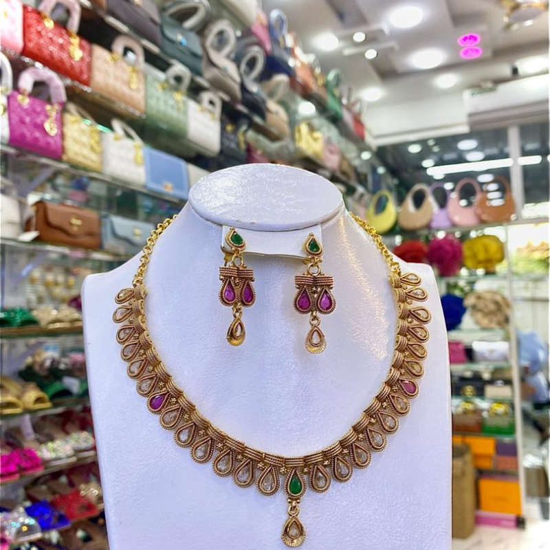 Parure de bijoux dorés