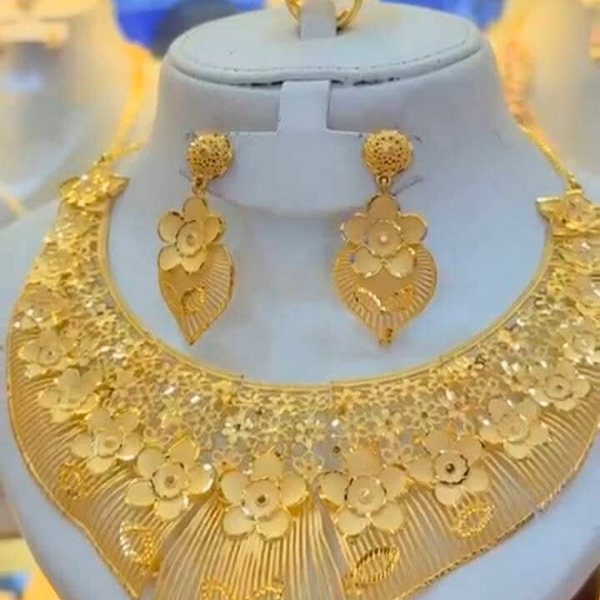 Collier et boucles d’oreilles en or