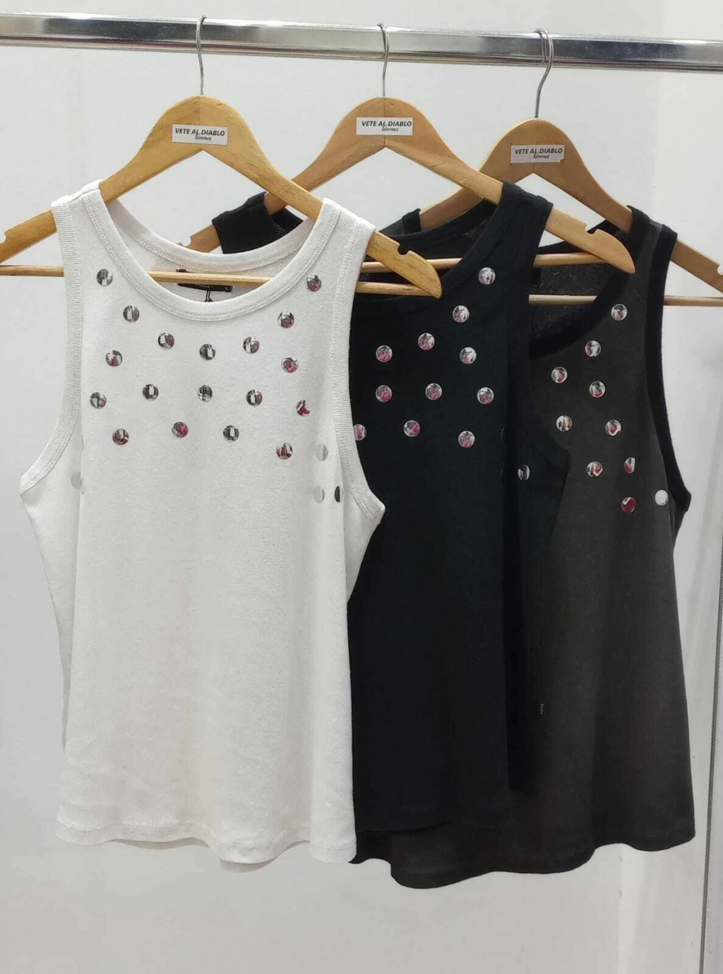 MUSCULOSA SALPICADO ESCOTE