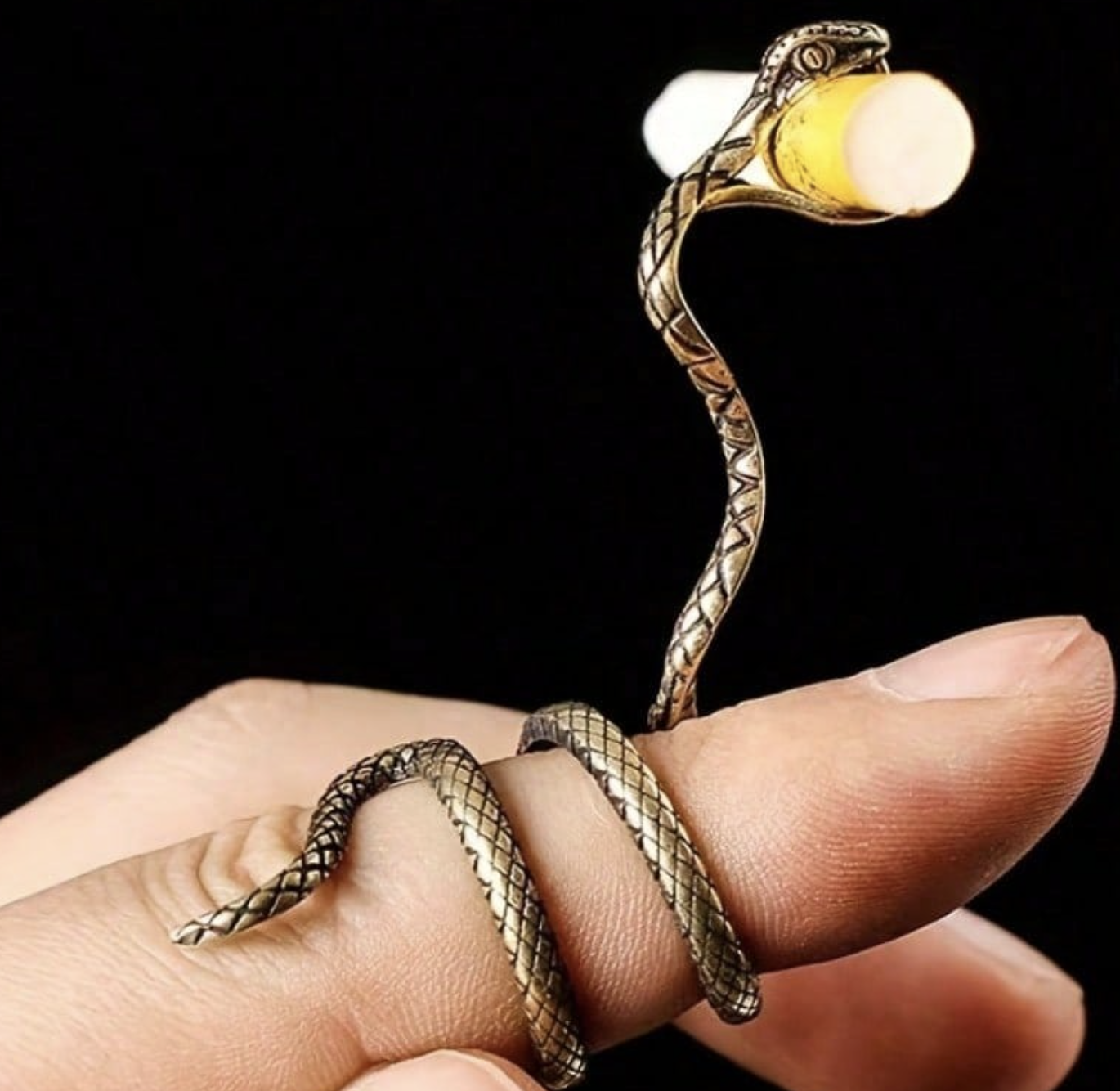 Snake-shaped Metal Cigarette Holder Ring
