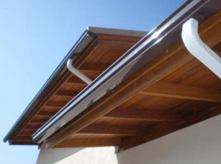 REPARO E LIMPEZA DE CALHAS E RUFOS (Funileiro)