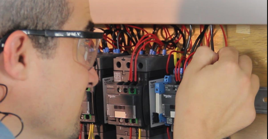 MONTAGEM ELÉTRICA INDUSTRIAL E PAINÉIS DE COMANDO (Eletricista)