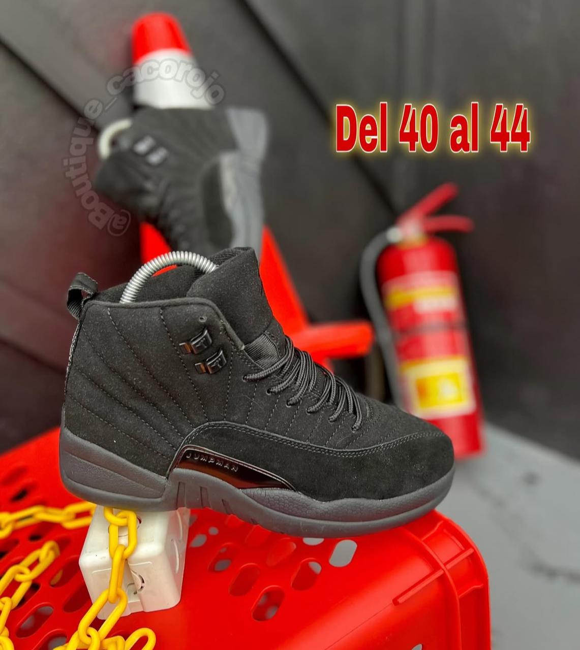 Jordan 12 Retro “Triple Black Edition” – Alta Gama