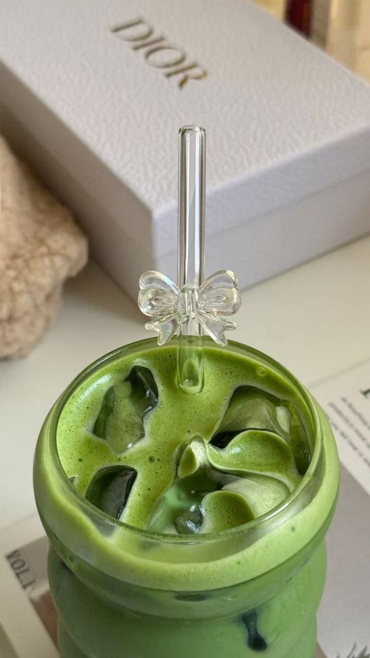 Glass straw with bow