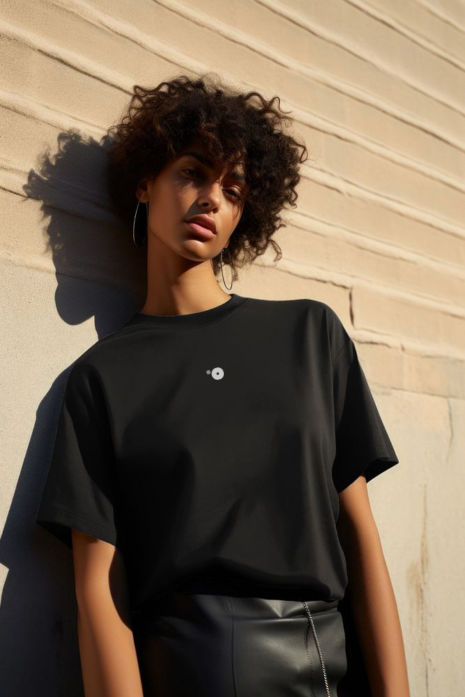 T-shirt noir minimaliste avec icône orpa