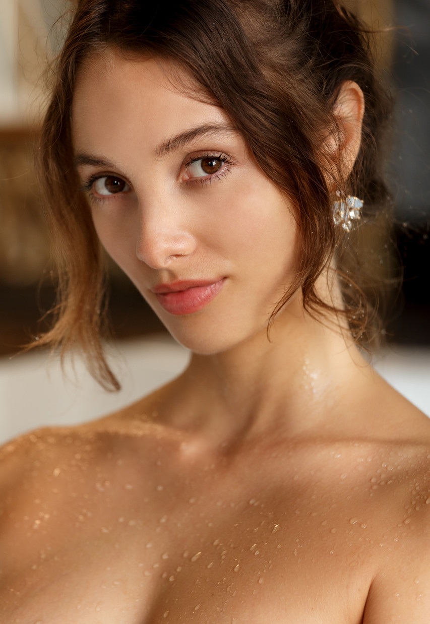 Bella: Petite Chatte Etroite