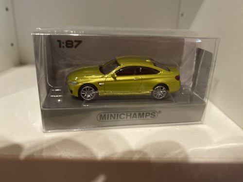 BMW M4 Coupé - Gelb metallic - (870027200)