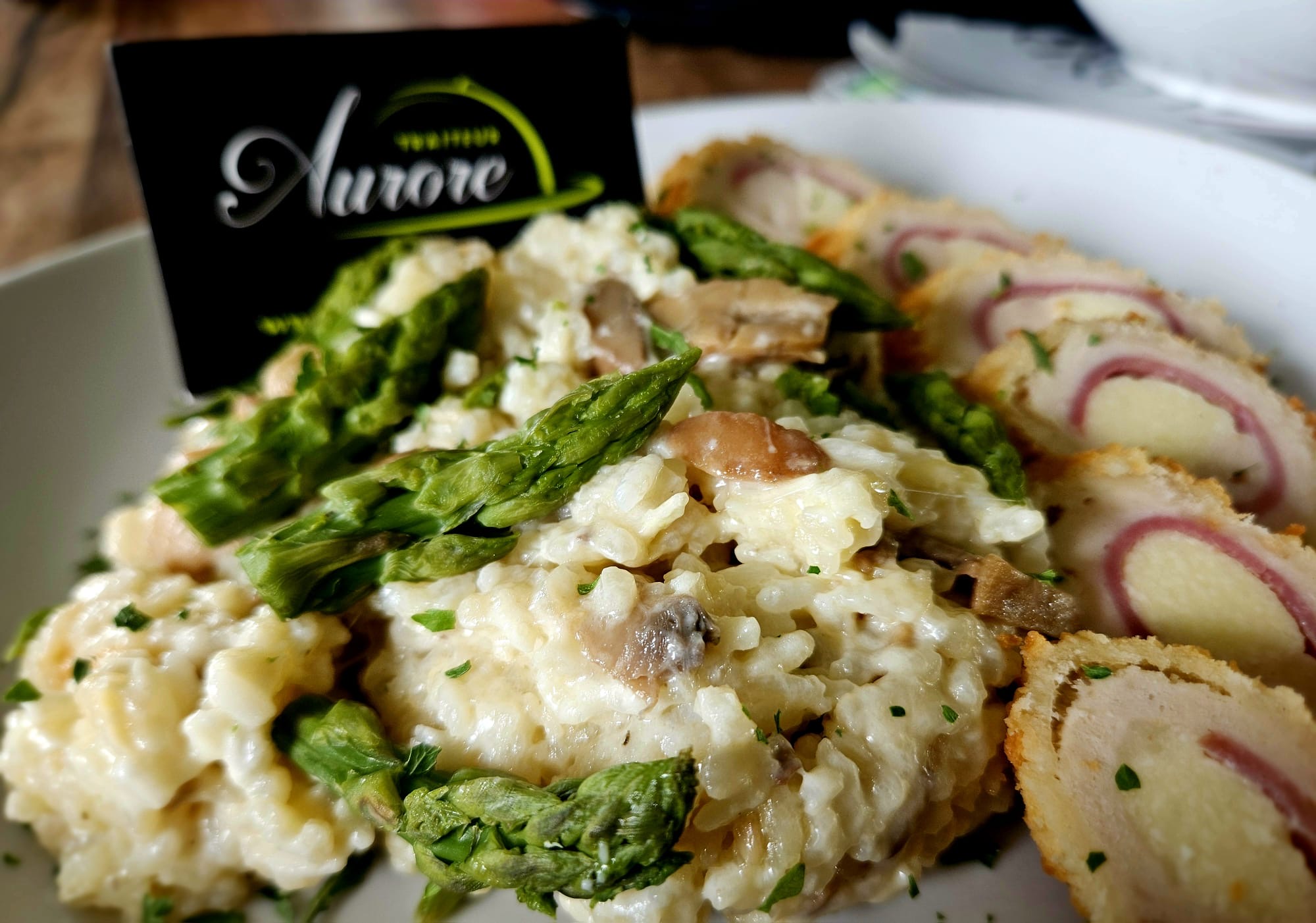 Mercredi - Pané de poulet au bacon et risotto aux asperges vertes, champignons et au Comté par Aurore Traiteur