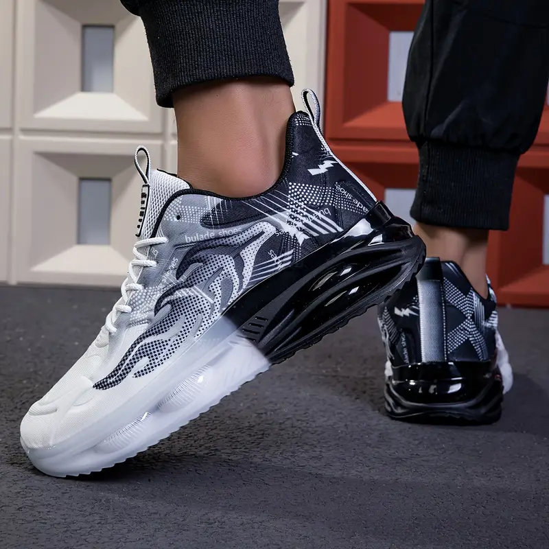 Chaussures de sport blanches et noires